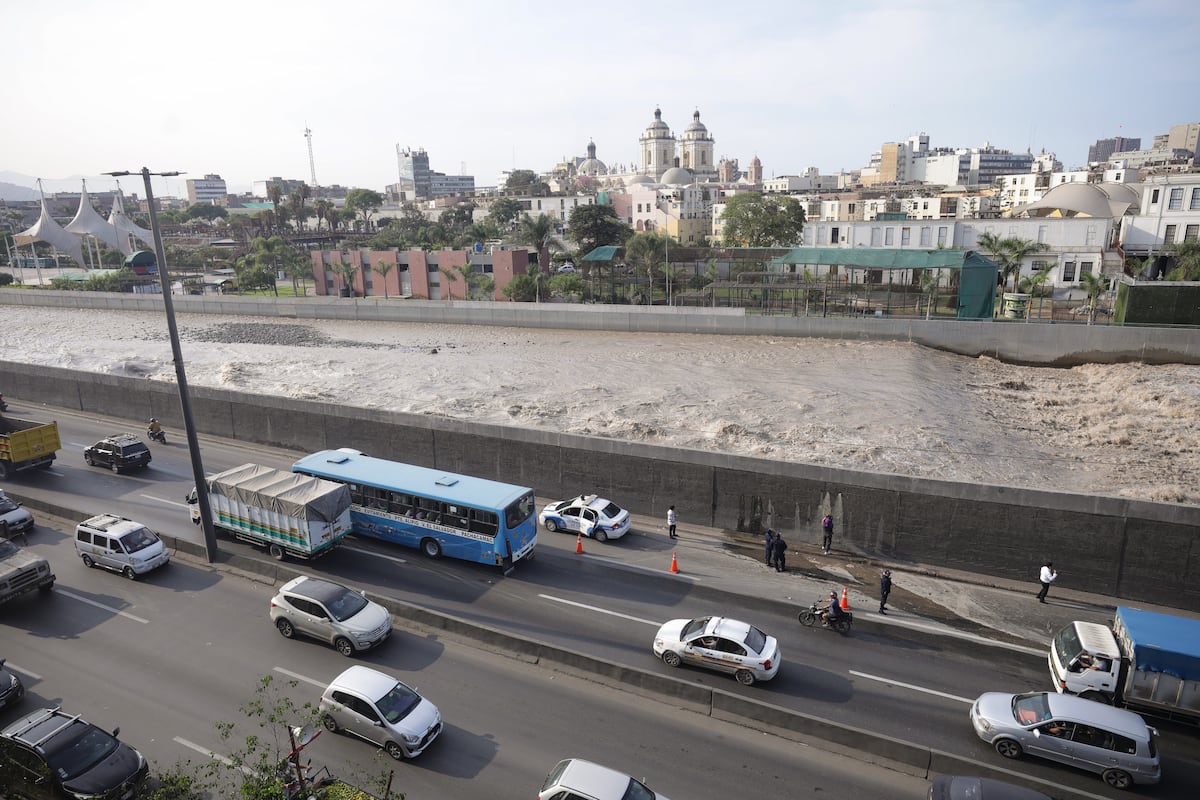 La zona crítica ante desborde del río tiene una longitud de unos 40 metros y se debe a causa de una viga colocada para desacelerar el cauce del río.