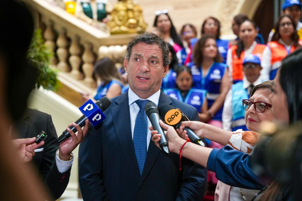 El alcalde de Lima, Renzo Reggiardo, informó que la reposición del Puesto de Comando Unificado en la plaza Gastañeta fue acordada tras una reunión con el presidente y miembros del gabinete ministerial. Foto: MML.