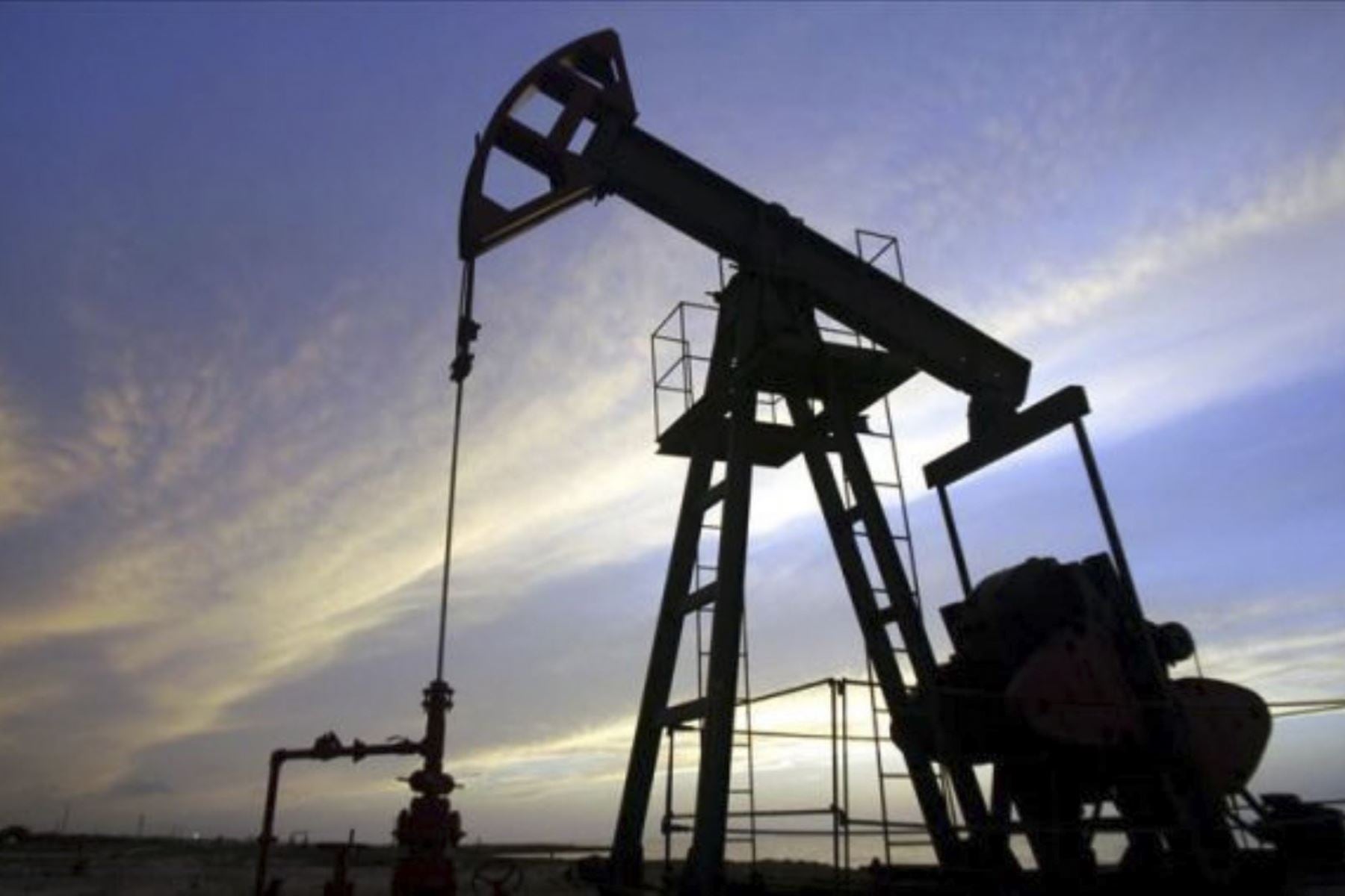 Aunque la postura de Donald Trump sobre aumentar la perforación de petróleo genera presiones a la baja en el precio del crudo, otros factores mantiene elevada la cotización.