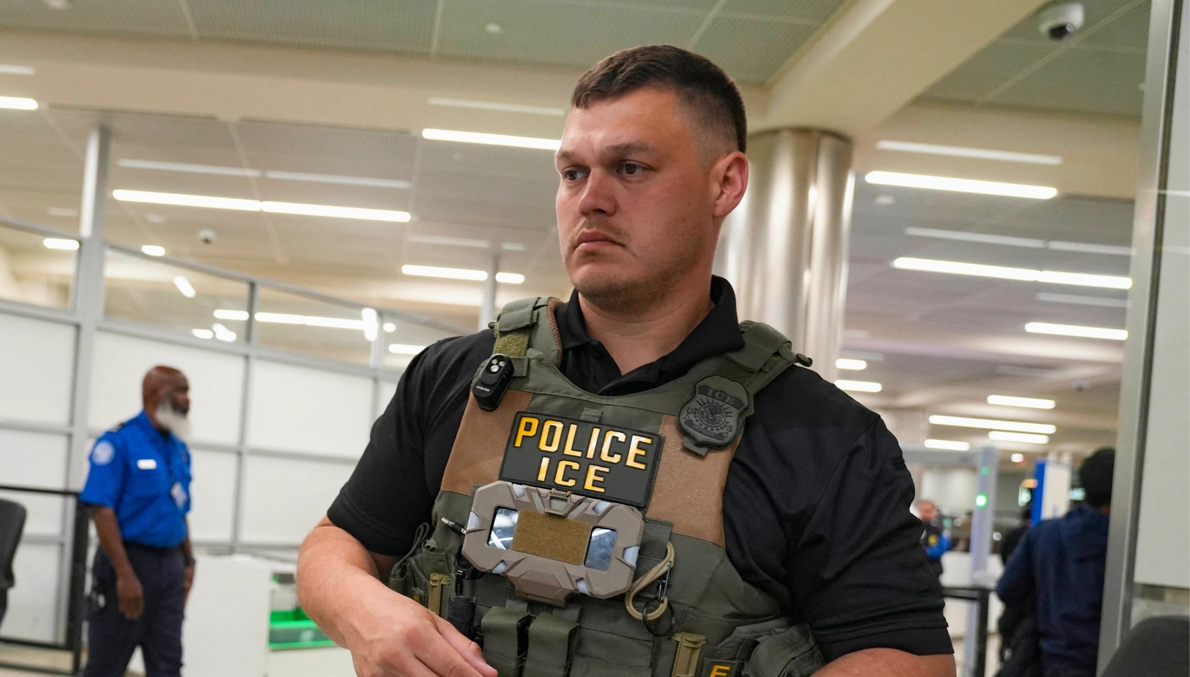 Los agentes de ICE se mantienen firmes en la misión de detener la mayor cantidad de indocumentados posibles (Foto: AFP)