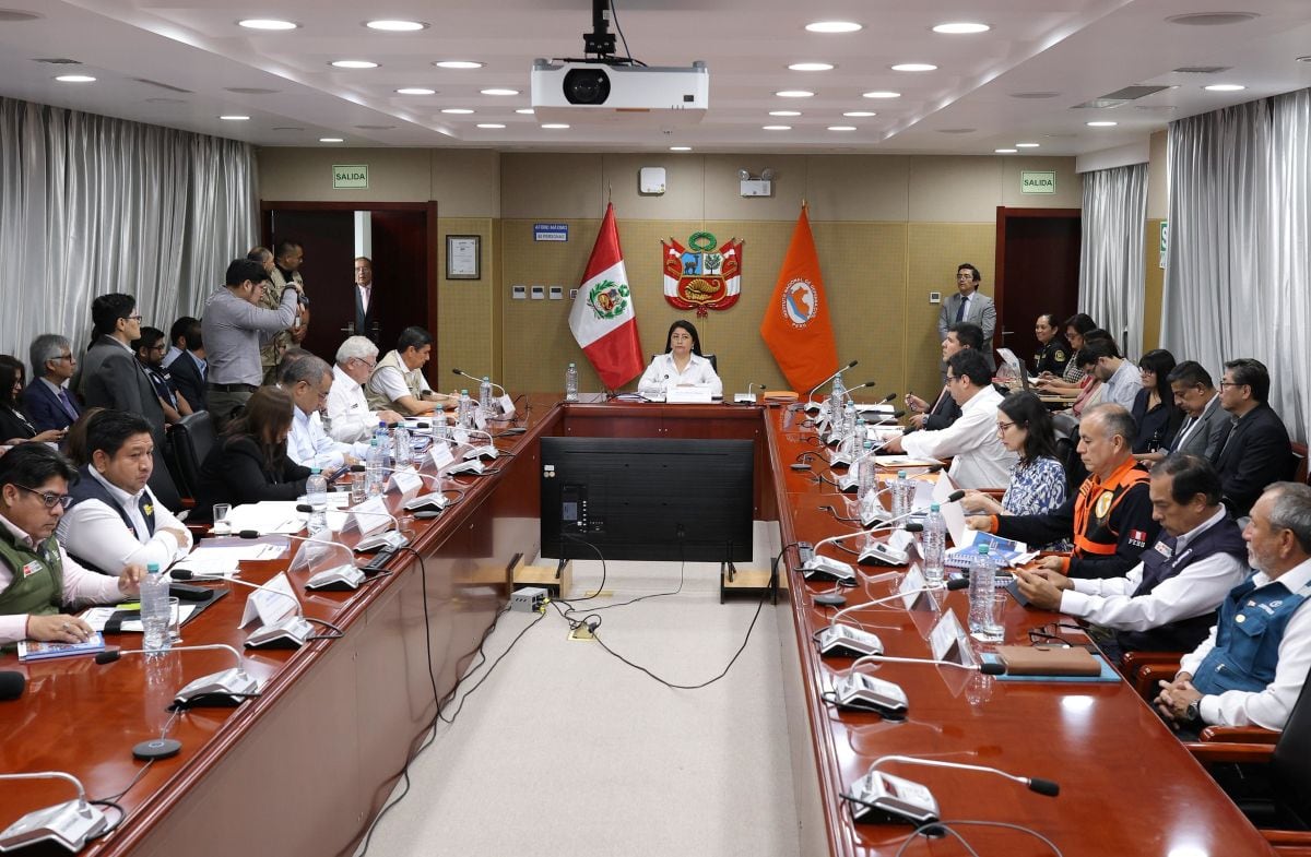 La premier Denisse Miralles encabezó sesión del COEN y anunció recursos de hasta S/ 100 mil por distrito afectado. Foto: PCM.