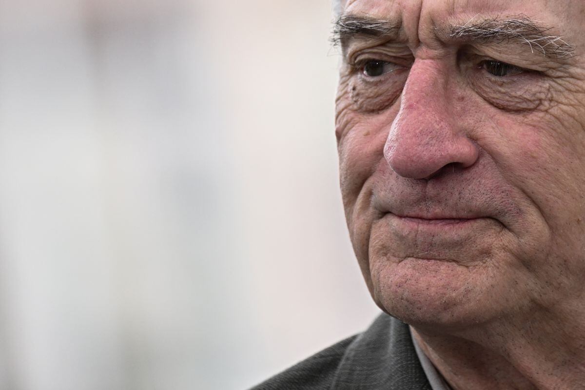 El actor estadounidense Robert de Niro posa durante la sesión fotográfica de la película "Killers of the Flower Moon" en la 76.ª edición del Festival de Cine de Cannes, en Cannes, sur de Francia, el 21 de mayo de 2023 (Foto: Loic Venance / AFP)