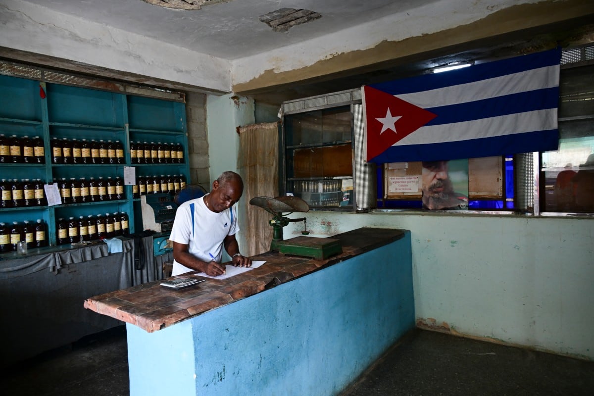 El ingreso promedio de los trabajadores estatales llegó a 7,354 pesos cubanos en agosto, mientras que la inflación interanual alcanzó el 25.19%, según cifras oficiales. (YAMIL LAGE / AFP)