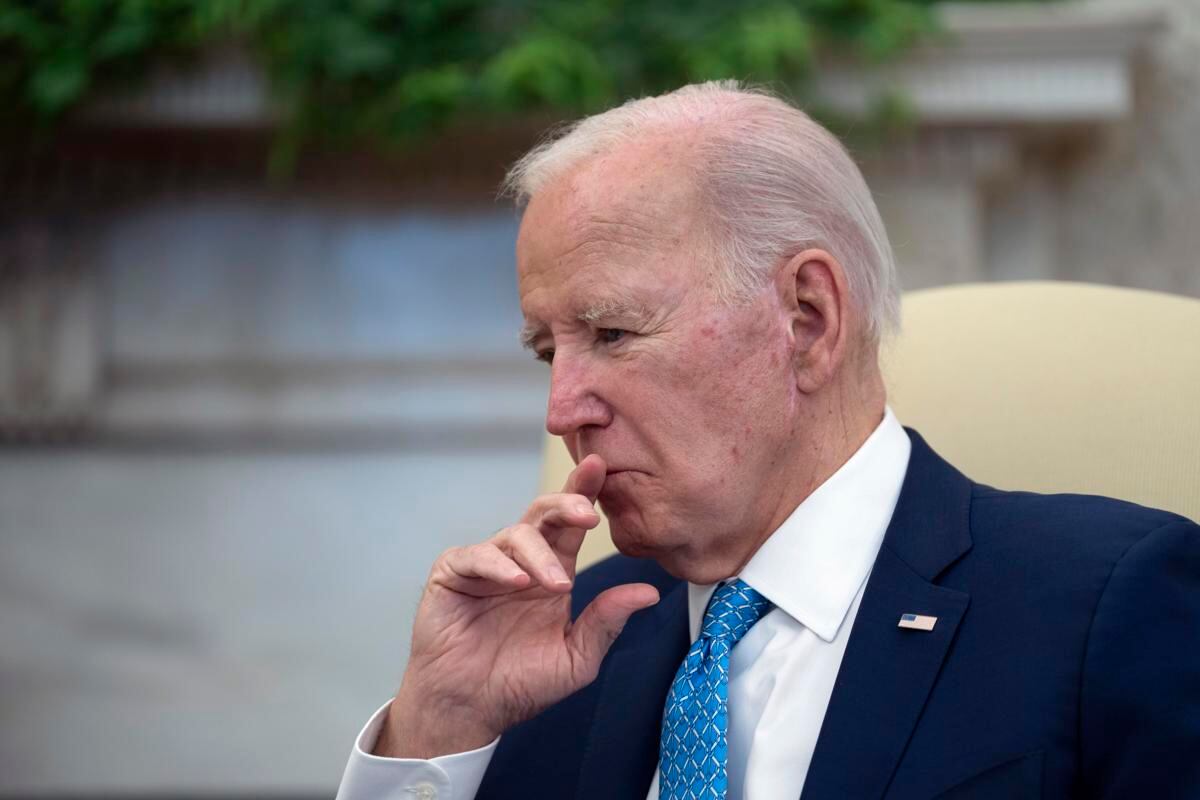El presidente estadounidense, Joe Biden, observa durante una reunión en la Casa Blanca en Washington, DC, EE.UU., el 1 de marzo de 2024. (Foto de EFE/EPA/CHRIS KLEPONIS)