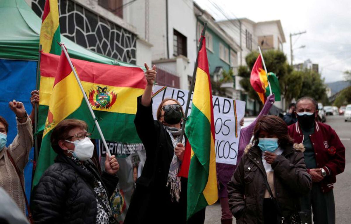 ARCHIVO / simpatizantes de la expresidenta boliviana Jeanine Añéz sostienen banderas bolivianas frente al lugar donde se encuentra en prisión (Foto: REUTERS)