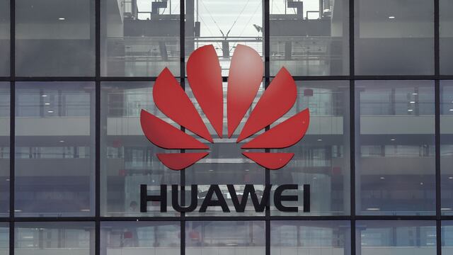 Trump veta negocios con firmas extranjeras como Huawei para evitar espionaje