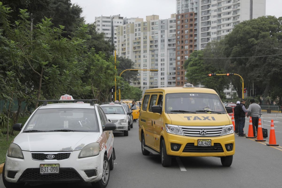 Mientras un taxista que emplea GNV puede laborar todo un día con una inversión de S/ 30, quienes empleen gasolina tendrán que invertir entre S/ 90 y S/120 diarios. Foto: GEC.