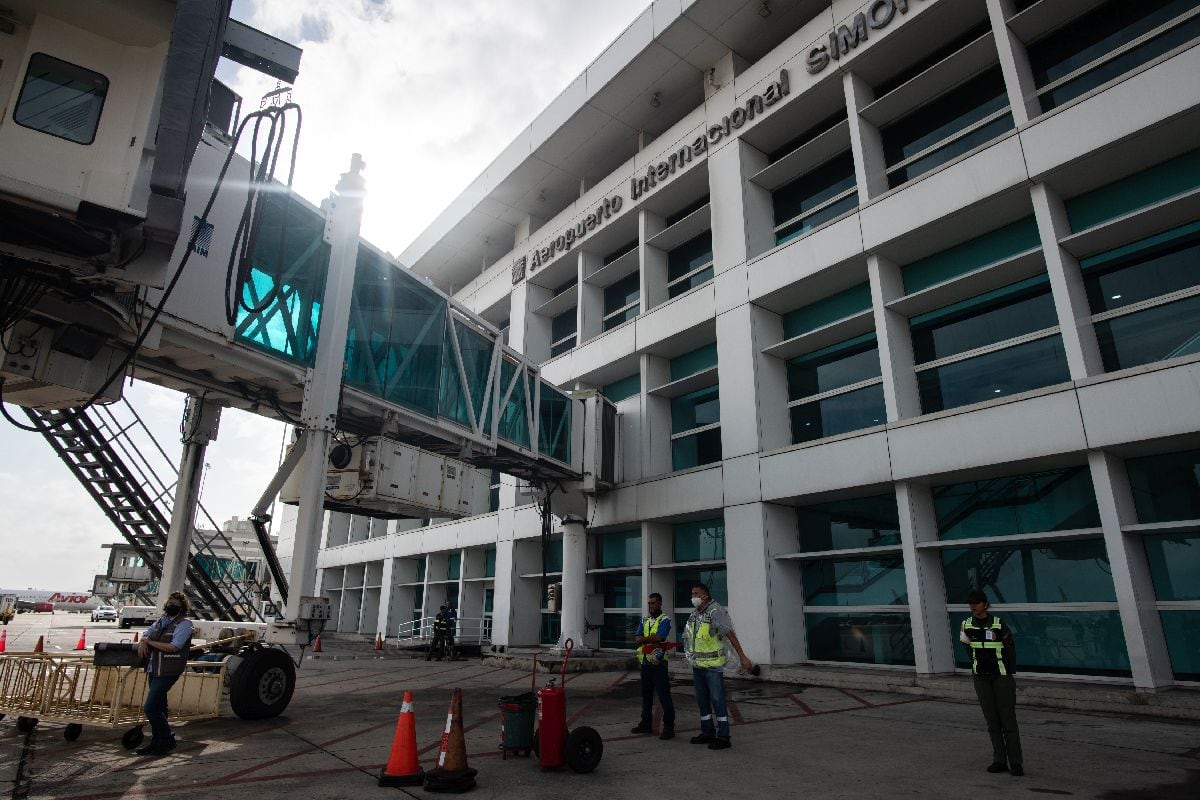 Una pasarela de embarque en el Aeropuerto Internacional Simón Bolívar en 2023.