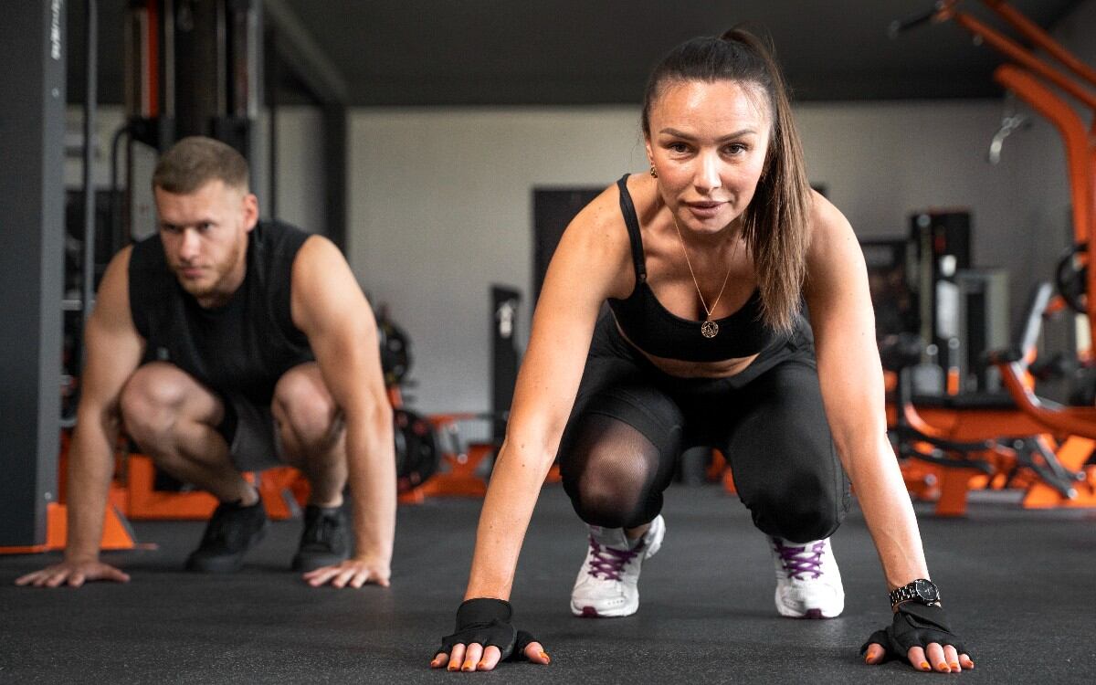 Los vestuarios, duchas y botones de las máquinas también son focos de hongos y gérmenes por la humedad constante. (Foto referencial: Freepik)