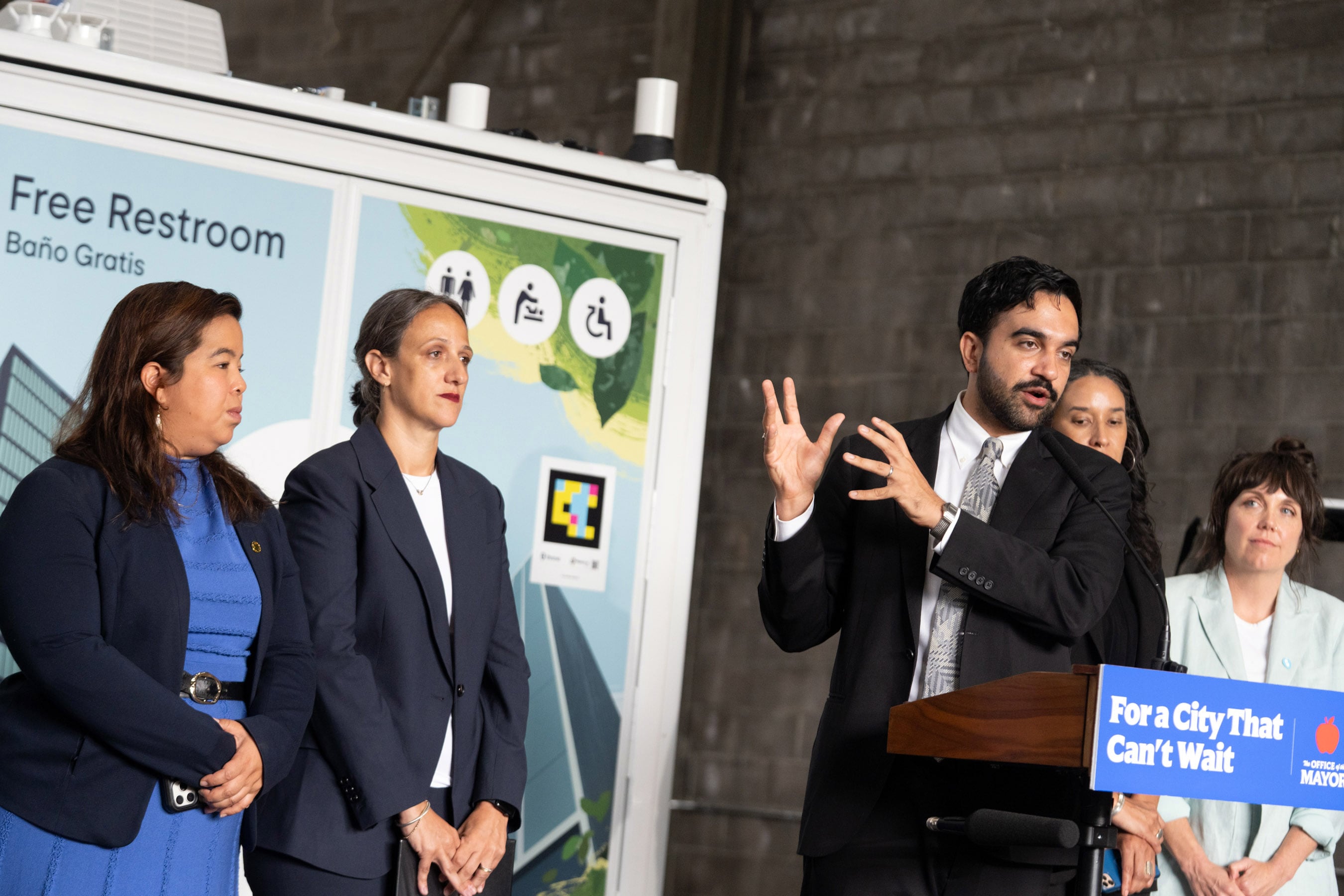 Zohran Mamdani durante la conferencia de prensa presentando los baños públicos (Foto: Oficina del Alcalde de Nueva York)