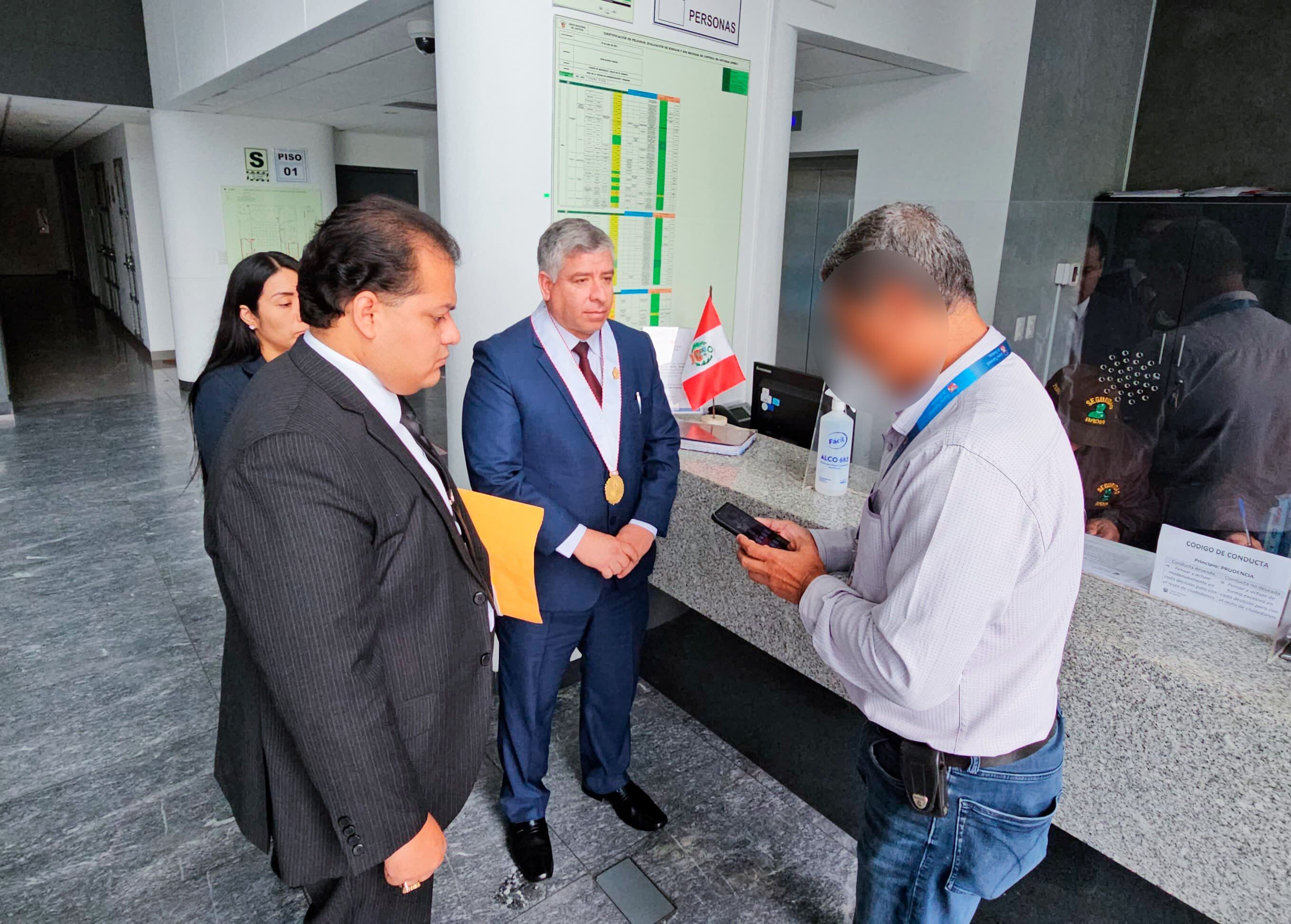 Juan Carlos Zúñiga, fiscal del sexto despacho de la Primera Fiscalía Corporativa Especializada en Delitos de Corrupción, señaló a la prensa que esta incautación se realiza puesto que en la JNJ no se entregó información que se le requirió. Foto: Ministerio Público.