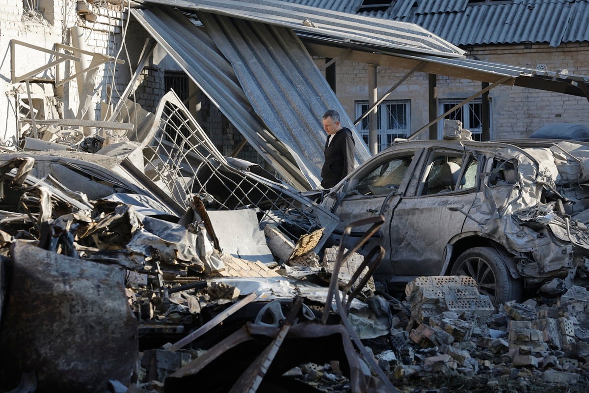 Residentes locales en el lugar de un ataque con misiles rusos contra una zona residencial en Kiev, Ucrania, el 20 de agosto de 2026, en medio de la invasión rusa. (EFE/EPA/SERGEY DOLZHENKO)