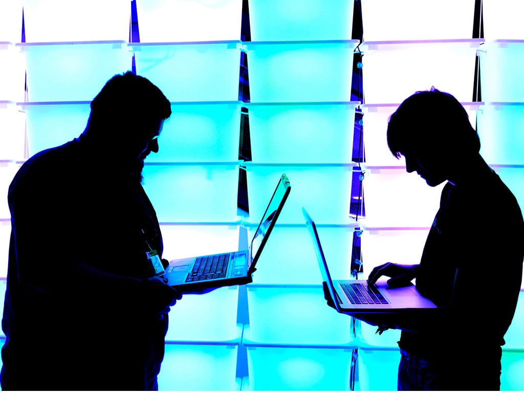 Aunque los sectores financiero, telecomunicaciones y salud son más avanzados en ciberseguridad debido a las regulaciones que enfrentan, otros sectores, como el educativo y el manufacturero carecen de sistemas sólidos de protección. Foto: Referencial
