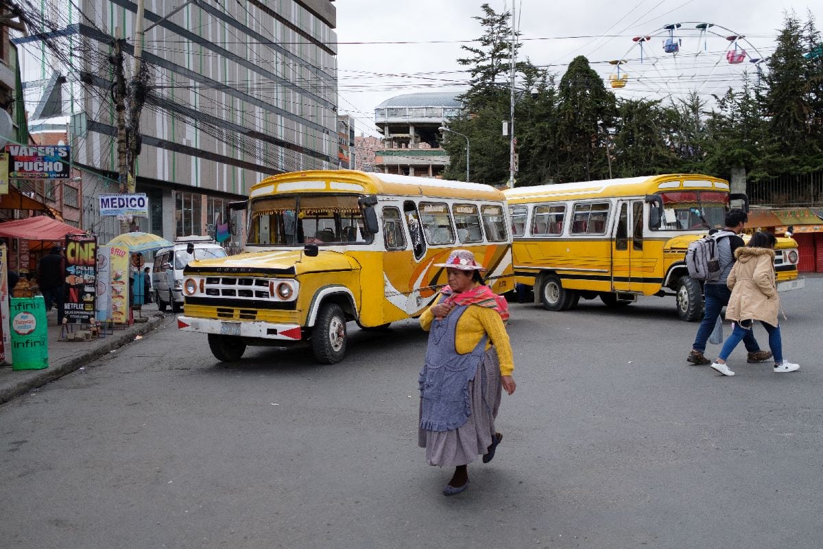 Peatones caminan junto a los autobuses detenidos durante la huelga del transporte público en La Paz, Bolivia, el 19 de diciembre de 2025.