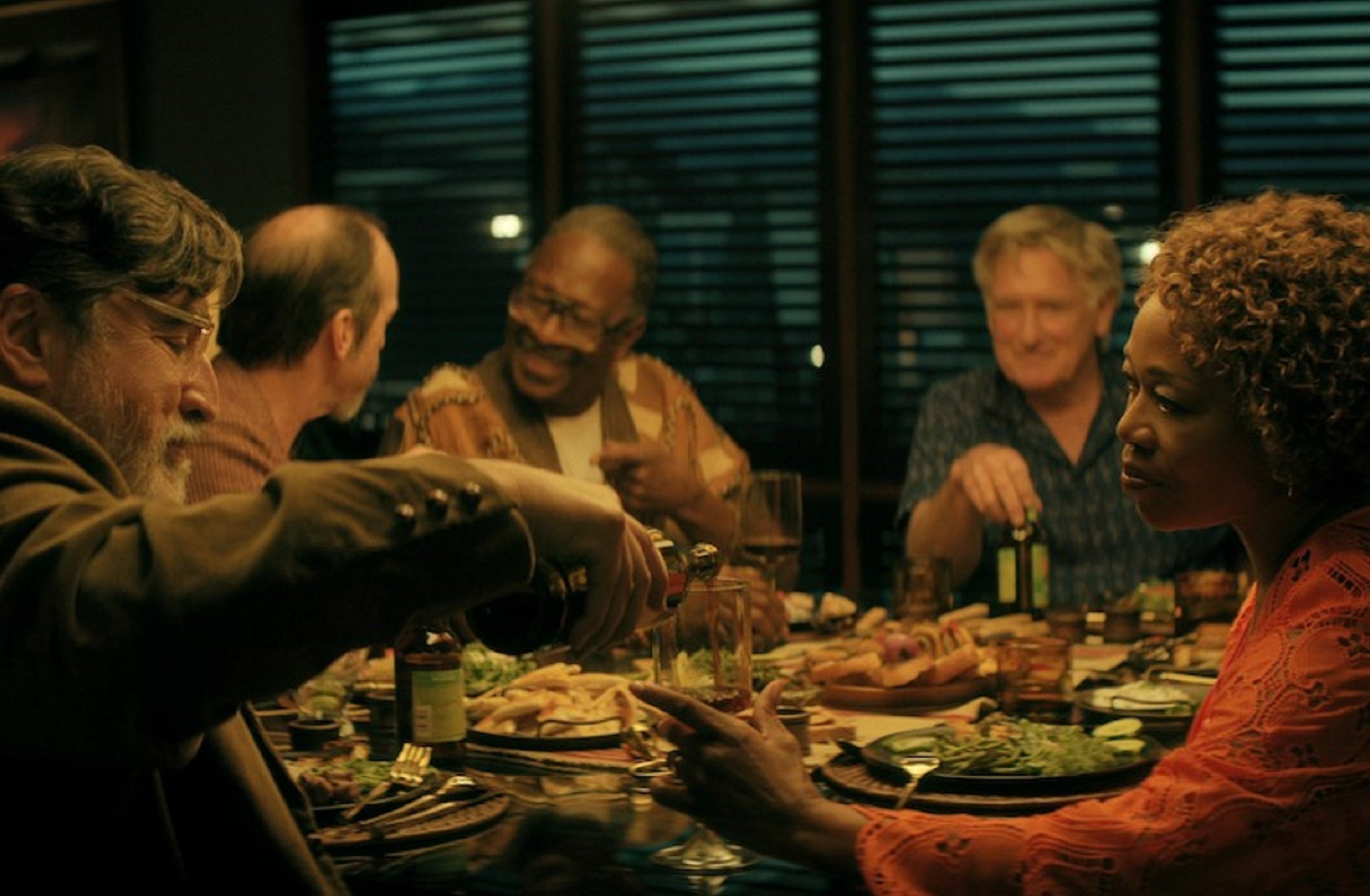 Alfred Molina como Sam Cooper, Denis O'Hare como Wally, Clarke Peters como Art, Bill Pullman como Jack y Alfre Woodard como Judy en la serie de ciencia ficción "The Boroughs: Jubilación rebelde" (Foto: Netflix)