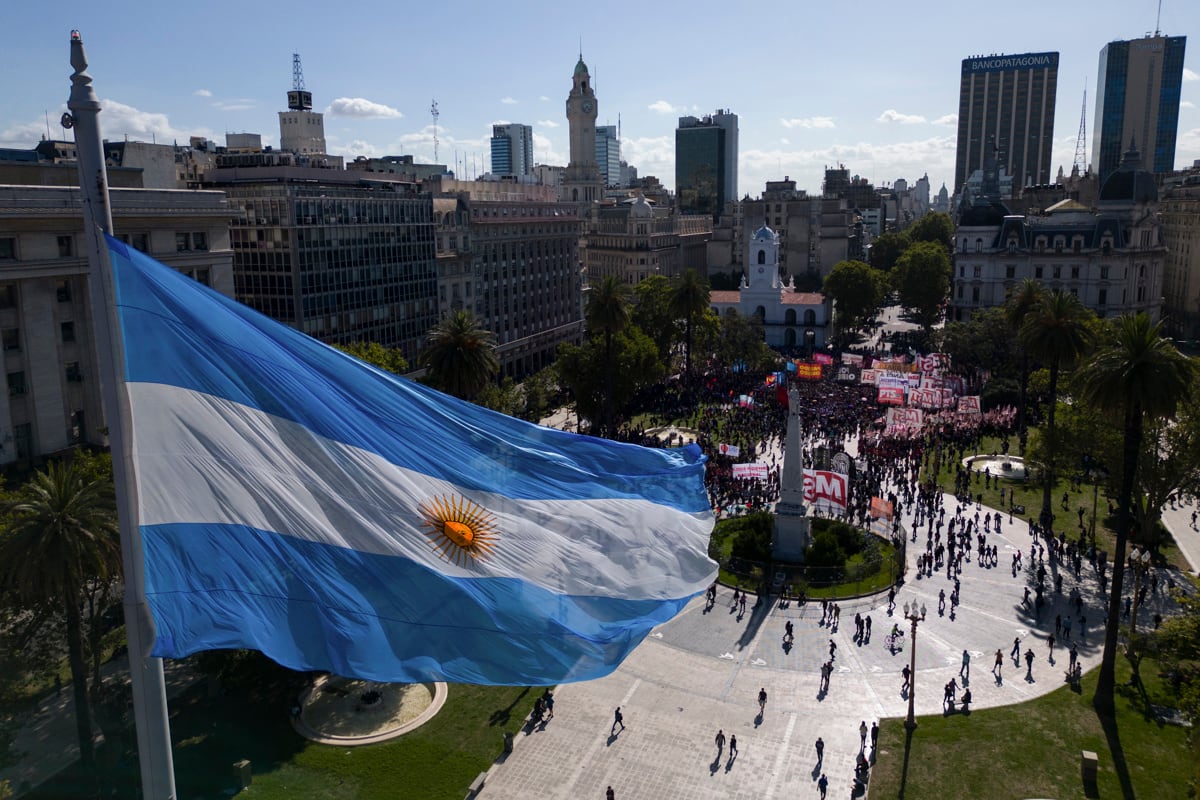 Una toma aérea de ciudadanos en una protesta contra el Gobierno presidente de Argentina Javier Milei, en Buenos Aires, Argentina, el 20 de diciembre de 2023. (Foto de Isaac Fontana / EFE)