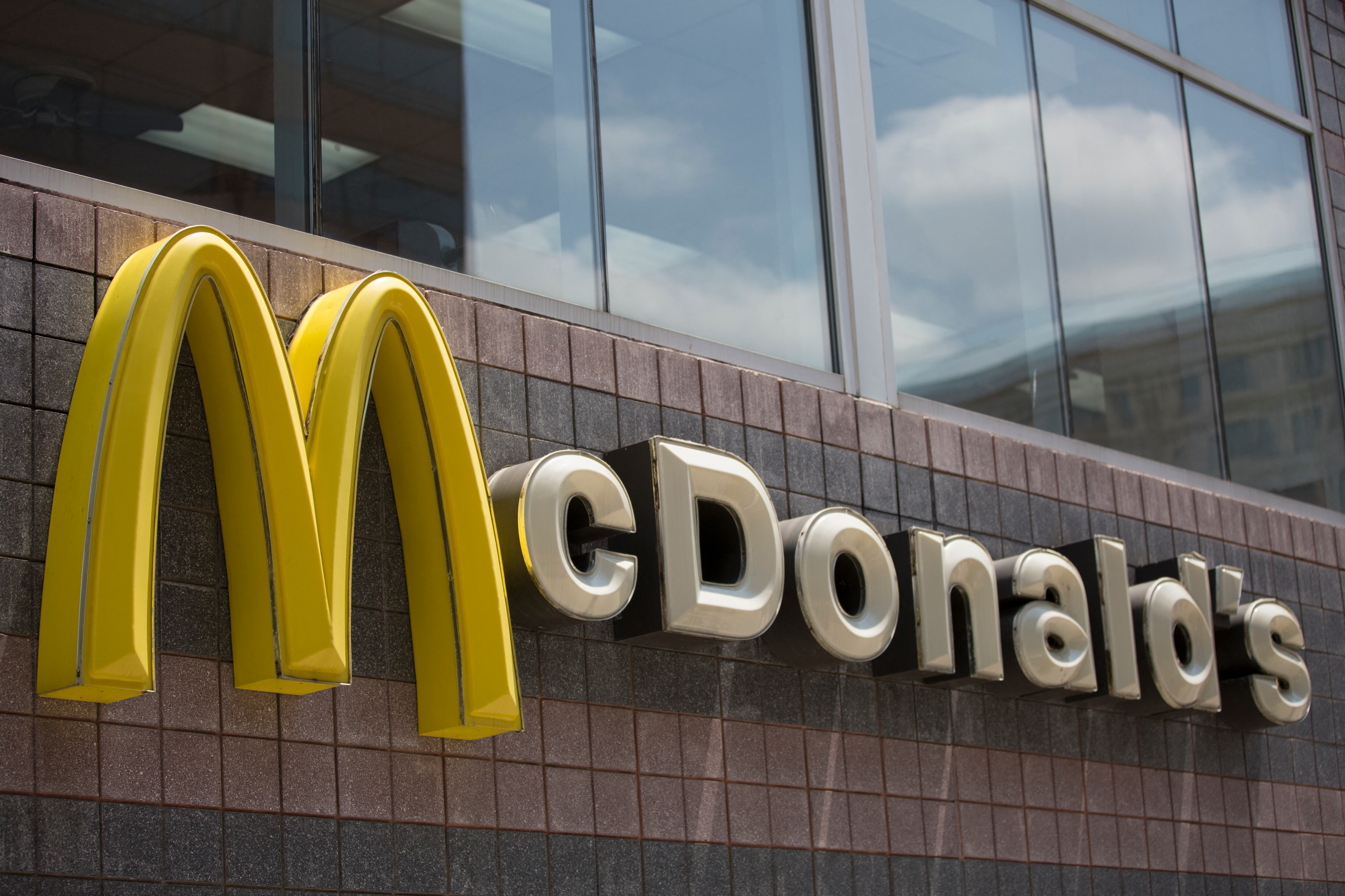El logotipo de McDonald's se ve fuera de un restaurante en Washington, DC, el 9 de julio de 2019 (Foto: Pike / AFP)