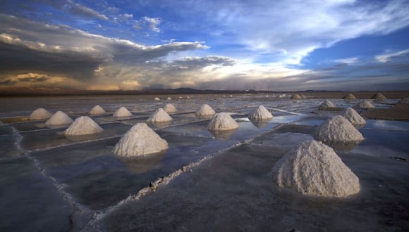 Sal extraída amontonada en el Salar de Uyuni en Uyuni, Bolivia Fotógrafo: Noah Friedman-Rudovsky/Bloomberg