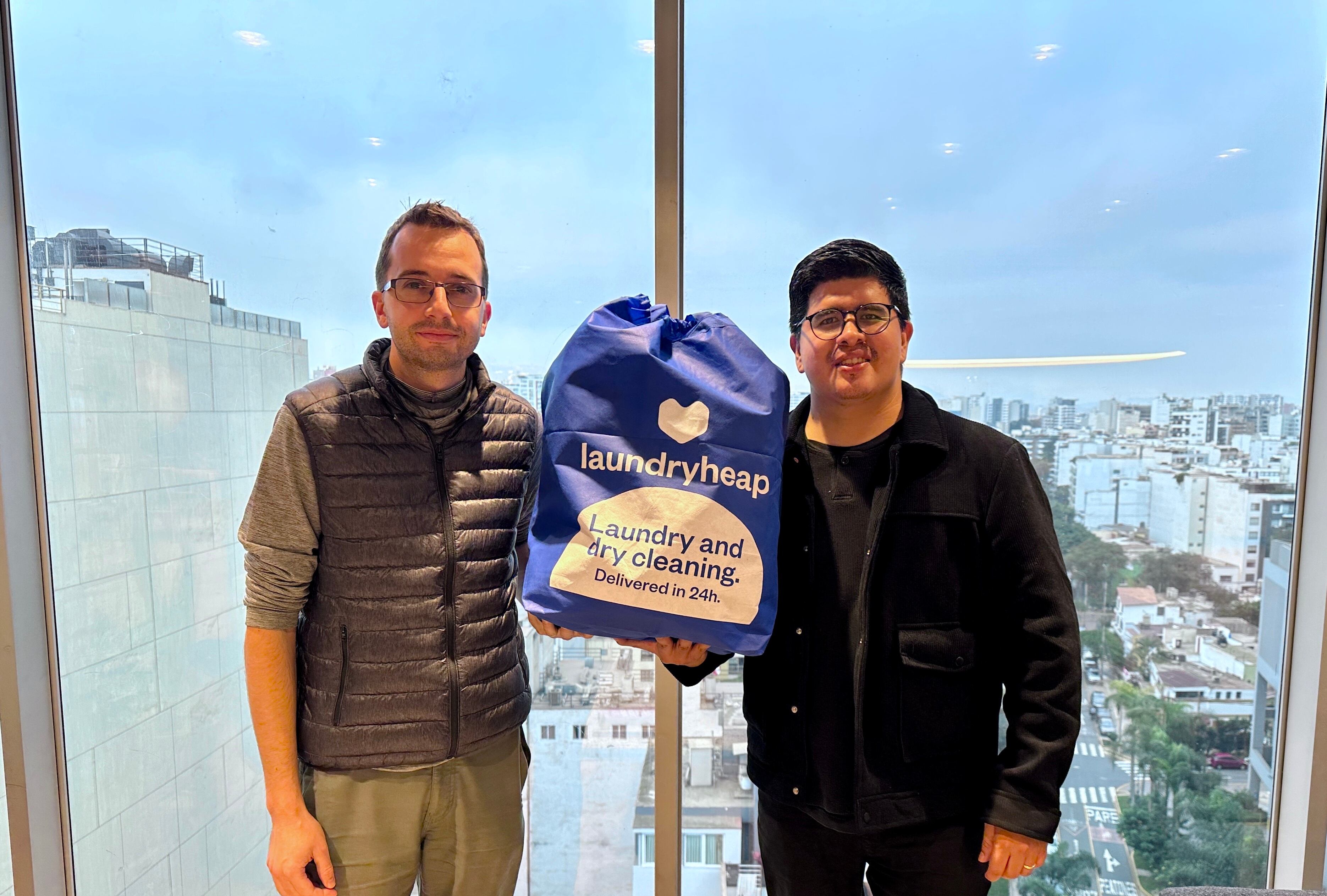 Deyan Dimitrov y Martín Baes, fundador de Getlavado, tras el cierre de la operación (Foto: difusión)