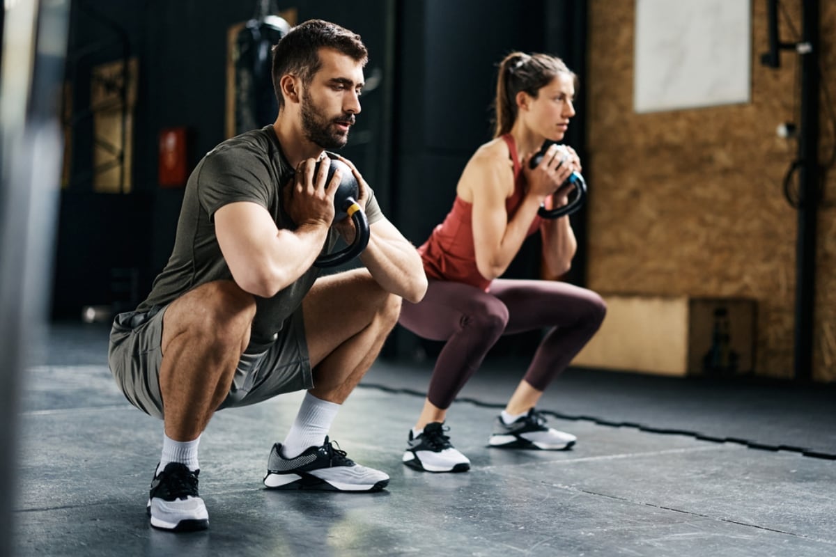 Para reducir riesgos, los especialistas recomiendan limpiar el equipo antes y después de usarlo, cubrir heridas, lavarse bien las manos y llevar artículos personales como toallas o tapetes. (Foto: iStock)