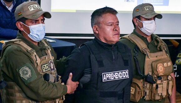 El ahora destituido jefe del ejército boliviano, el general Juan José Zúñiga, es escoltado por policías tras su arresto, después de que encabezó un movimiento militar que intentó tomar por la fuerza el palacio de gobierno. (Foto: Daniel MIRANDA / AFP).