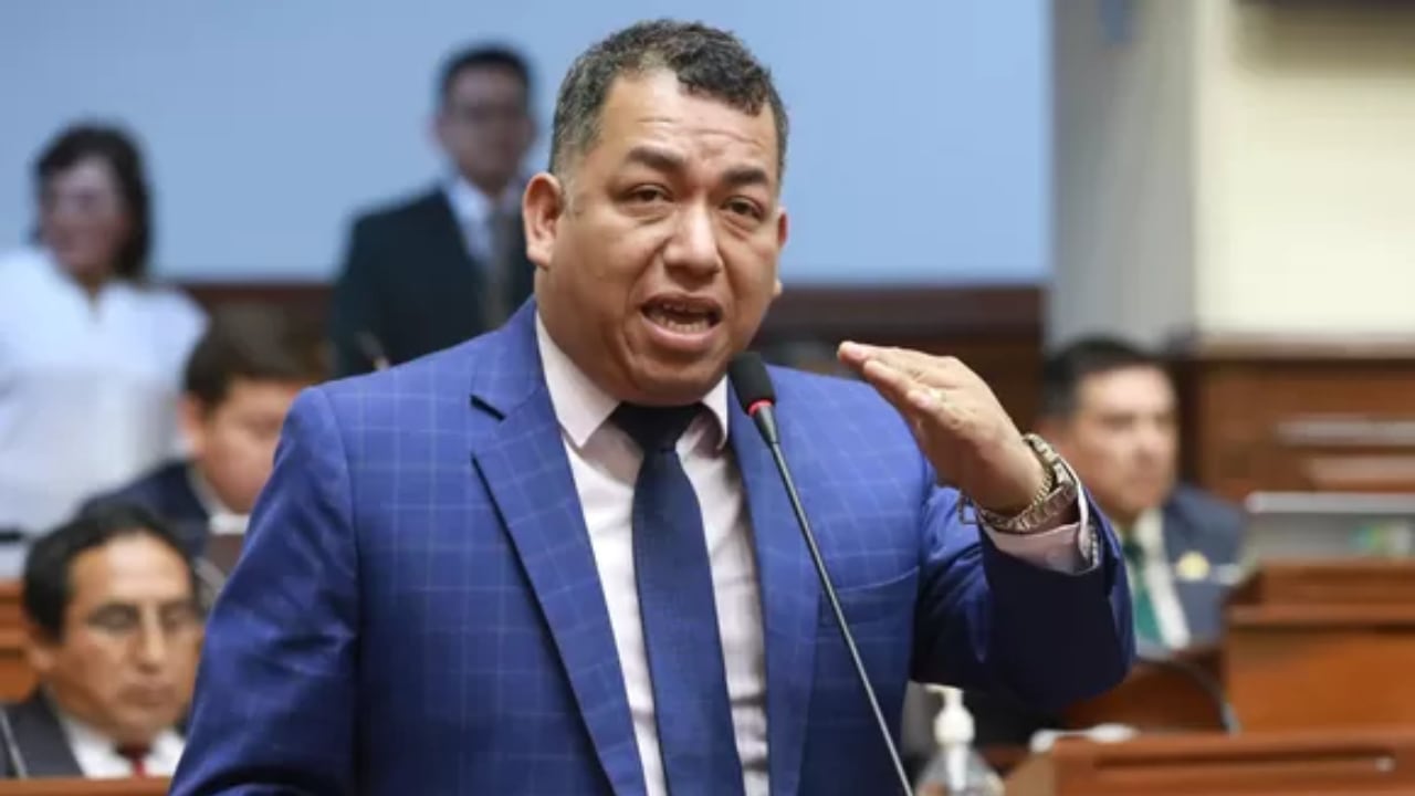 A Darwin Espinoza, se le imputa el supuesto recorte del 50% del sueldo a su exasesora técnica María Morales Gutiérrez.