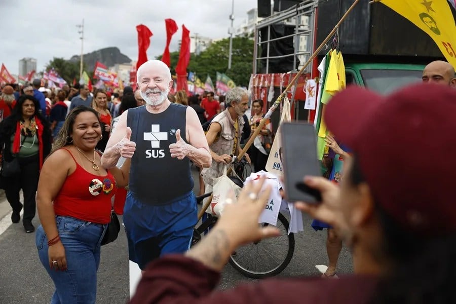 Fotografía de seguidores del presidente de Brasil, Luiz Inácio Lula da Silva, durante una manifestación en la playa de Copacabana este domingo, en Río de Janeiro (Brasil). EFE/ Antonio Lacerda