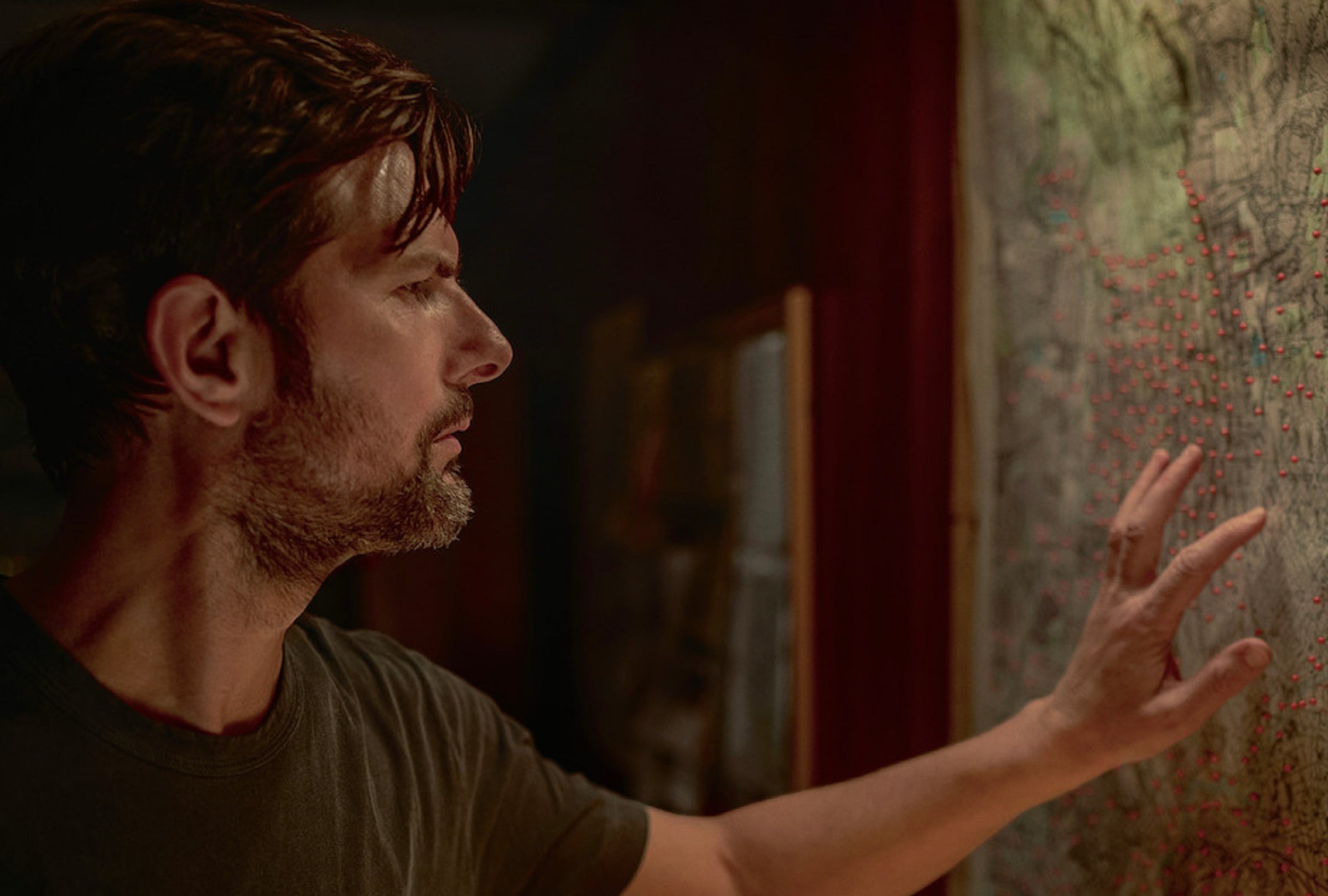 Adam Scott asume el papel de Tom Kennedy en el thriller policíaco "Susurran tu nombre", escrito por Ben Jacoby y Chase Palmer (Foto: Netflix)