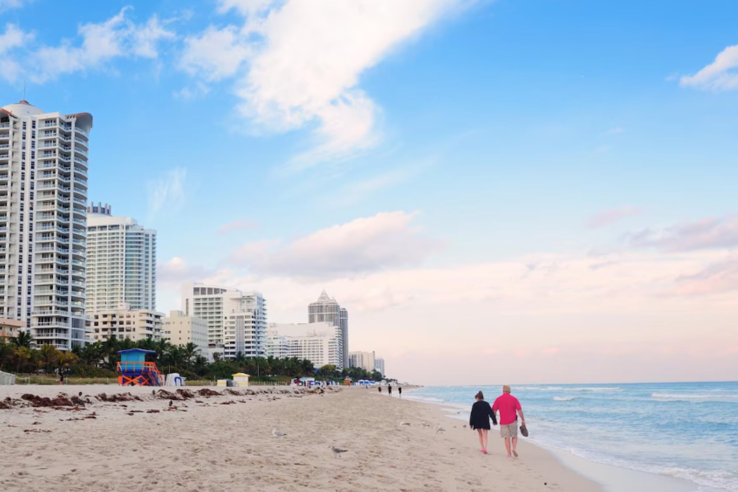 Muchas personas acuden a las playas ante las altas temperaturas que se están registrando en el estado de Florida. (Crédito: Magnific / Imagen referencial)