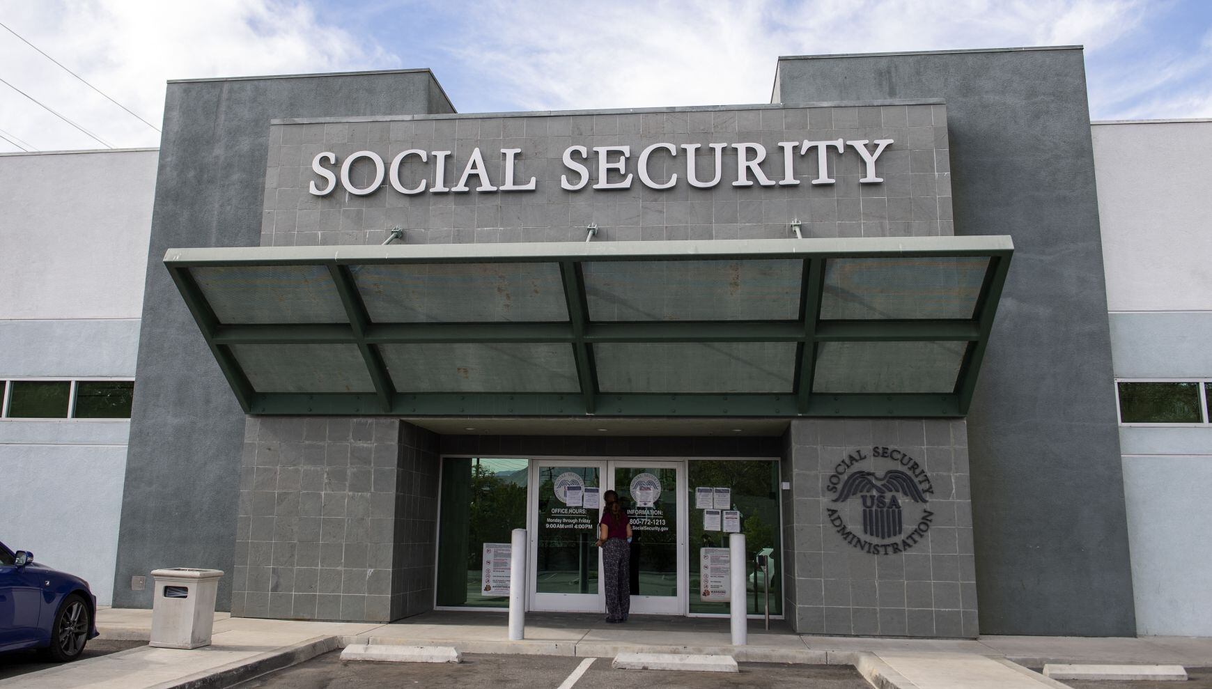 Una mujer se encuentra afuera de un edificio de la Administración de la Seguridad Social de EE. UU., el 5 de noviembre de 2020, en Burbank, California (Foto: Valerie Macon / AFP)