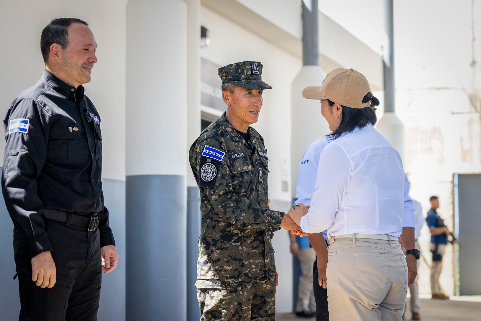 Keiko Fujimori se encuentra visitando el Centro de Confinamiento del Terrorismo (CECOT) Foto: Casa Presidencial de El Salvador