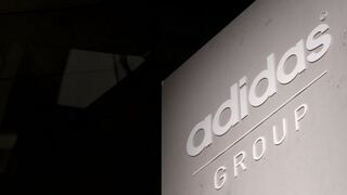 Adidas busca recuperar presencia mientras CEO prepara su partida