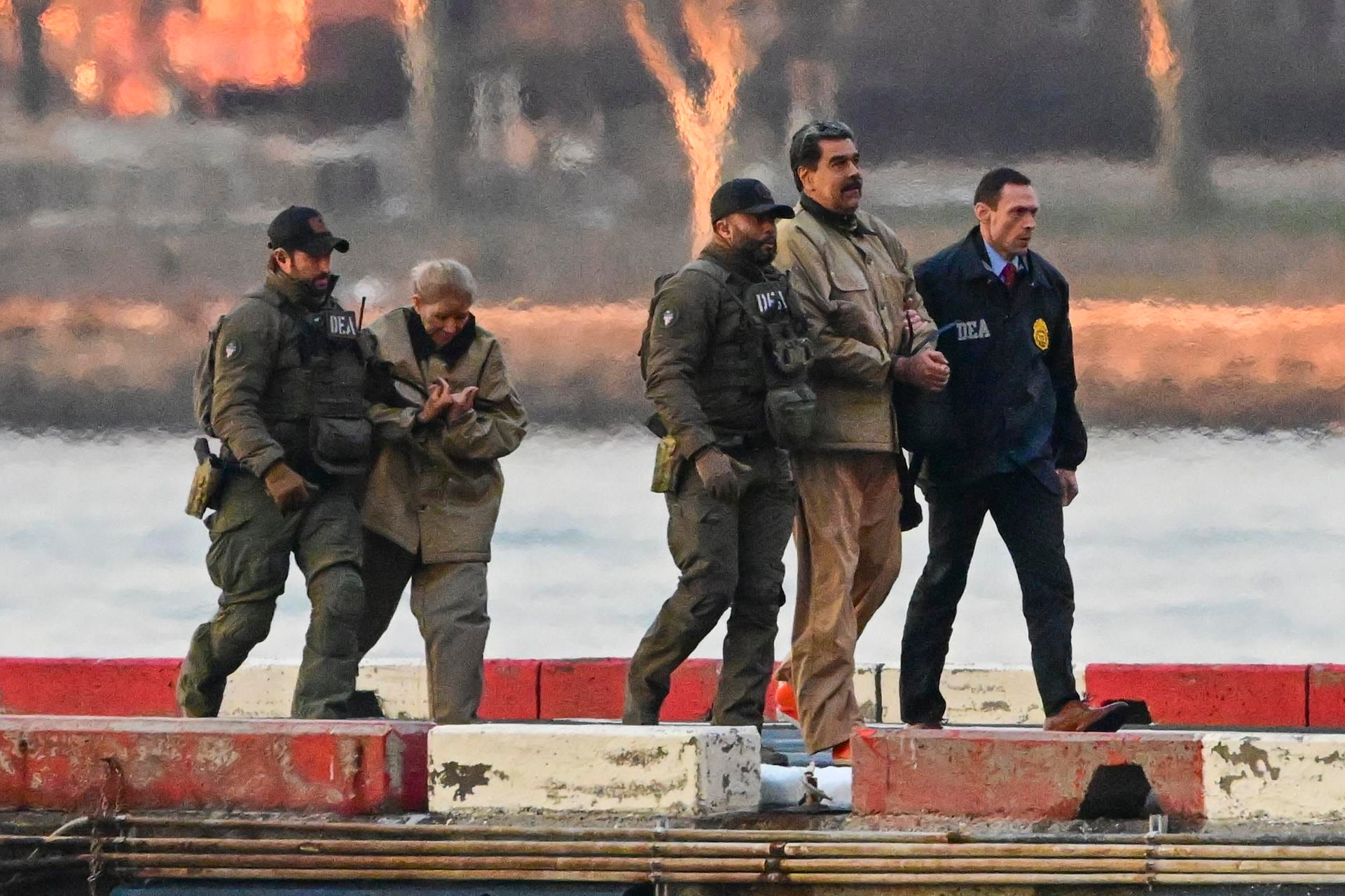 Nicolás Maduro y su esposa, Cilia Flores, llegan al helipuerto de Wall Street durante su traslado al tribunal federal de Nueva York. (EFE/EPA/Stringer).