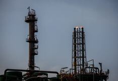 Petróleo registra avance semanal por riesgos de suministro