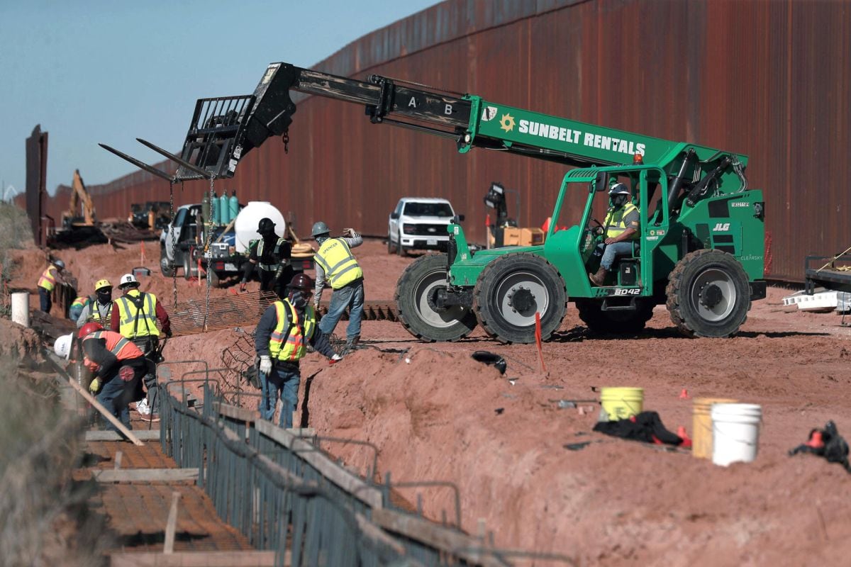 La construcción del muro negro fronterizo entre Estados Unidos y México en la zona de Santa Teresa, frente a Ciudad Juárez, forma parte de un proyecto impulsado por el gobierno del presidente, Donald Trump. Foto: EFE/Luis Torres