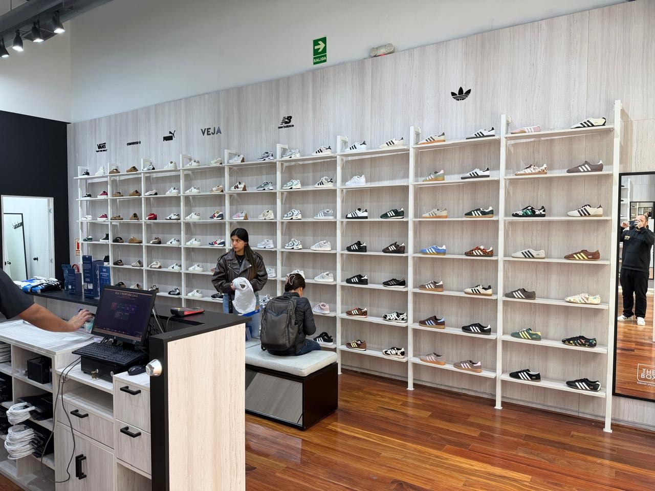 The Box enfoca su estrategia en consumidores de entre 20 y 35 años que buscan tendencias, asesoría y experiencia de compra.