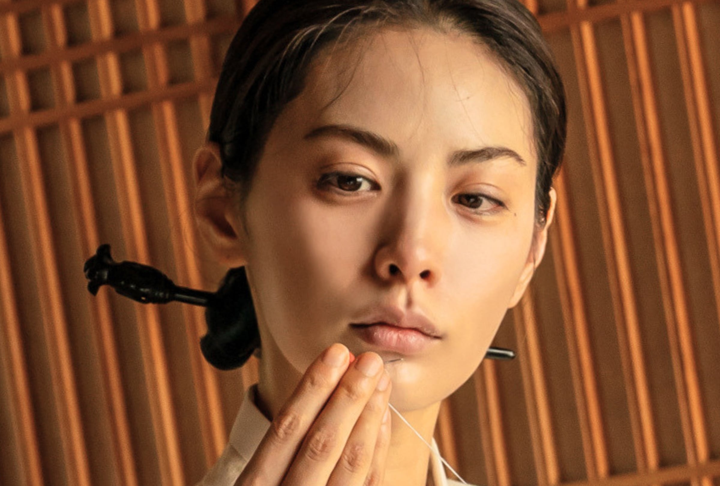 En la serie coreana "El escándalo", la actriz Nana interpreta el papel de Hui-yeon (Foto: Cine Forest / Movie Rock / Netflix)