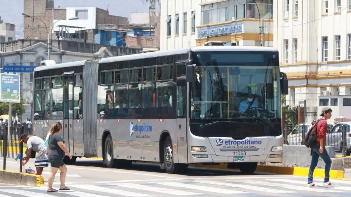 La ATU advierte que invadir la vía exclusiva del Metropolitano incrementa el riesgo de accidentes fatales y puede acarrear multas de hasta S/10 mil. Foto: Andina.
