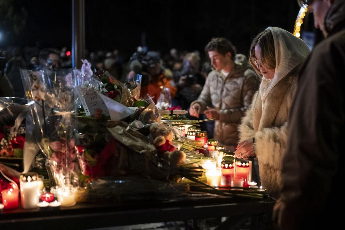 Cientos de personas se reunieron para rendir homenaje a las víctimas del incendio en el bar ‘Le Constellation’ durante las celebraciones de Año Nuevo este jueves, en Crans-Montana (Suiza). Foto: EFE/EPA/ALESSANDRO DELLA VALLE