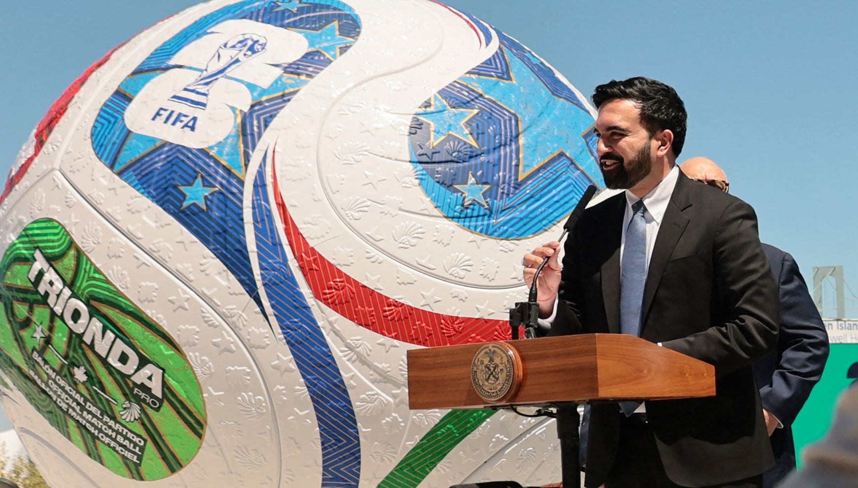 El alcalde Zohran Mamdani anunció una lotería gratuita que permitirá a residentes de Nueva York comprar boletos para partidos del Mundial 2026 en el MetLife Stadium por solo US$50, con cupos limitados y reglas estrictas de participación. En la imagen, durante una conferencia de prensa en el Parque Comunitario del Hospital Universitario de Staten Island el 27 de abril de 2026 en NYC (Foto: Michael M. Santiago/Getty Images/AFP)