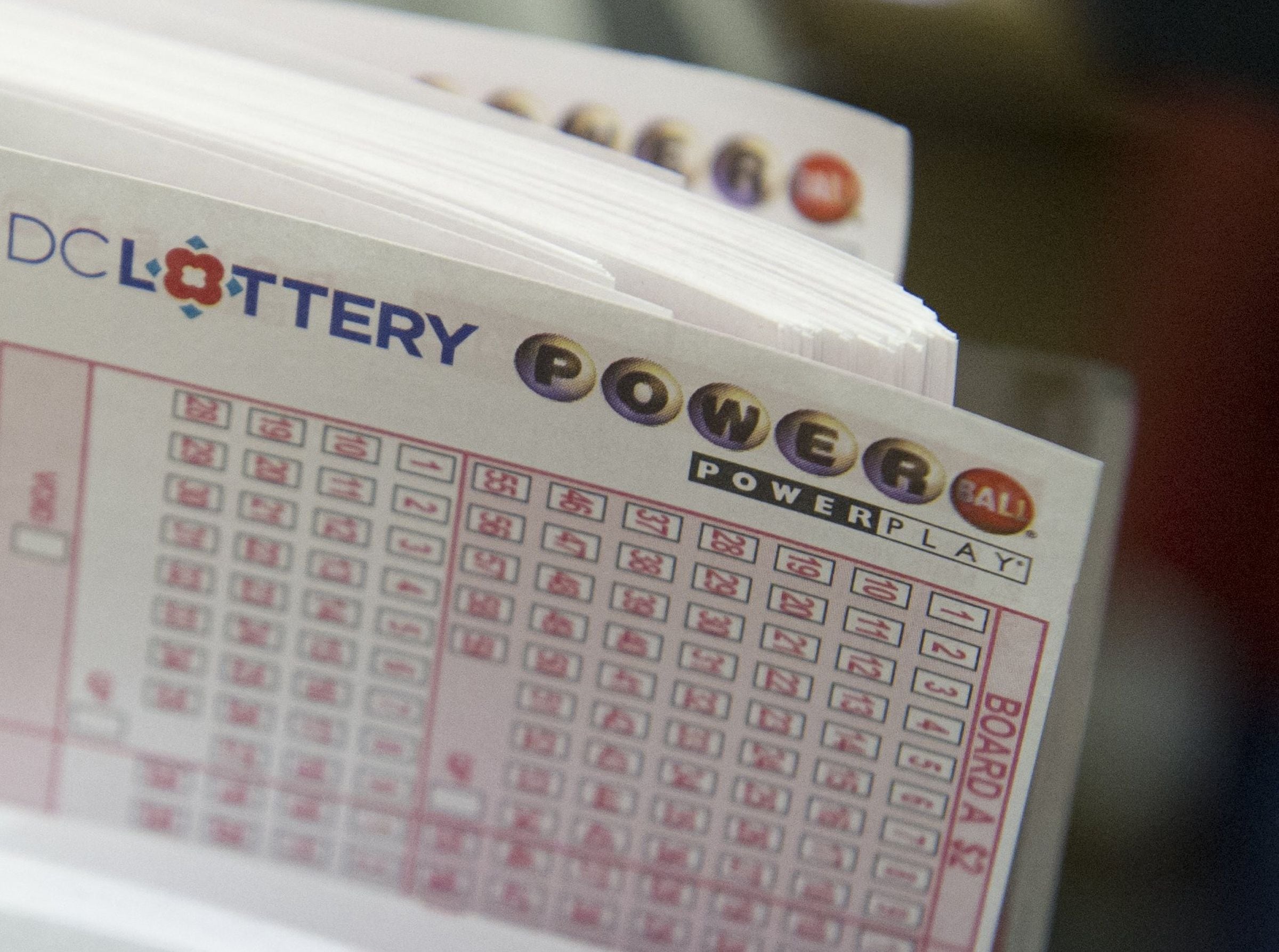 Las fechas de caducidad de los boletos del Powerball suelen variar entre 90 días y un año, dependiendo de la jurisdicción de venta. (Foto: SAUL LOEB / AFP)