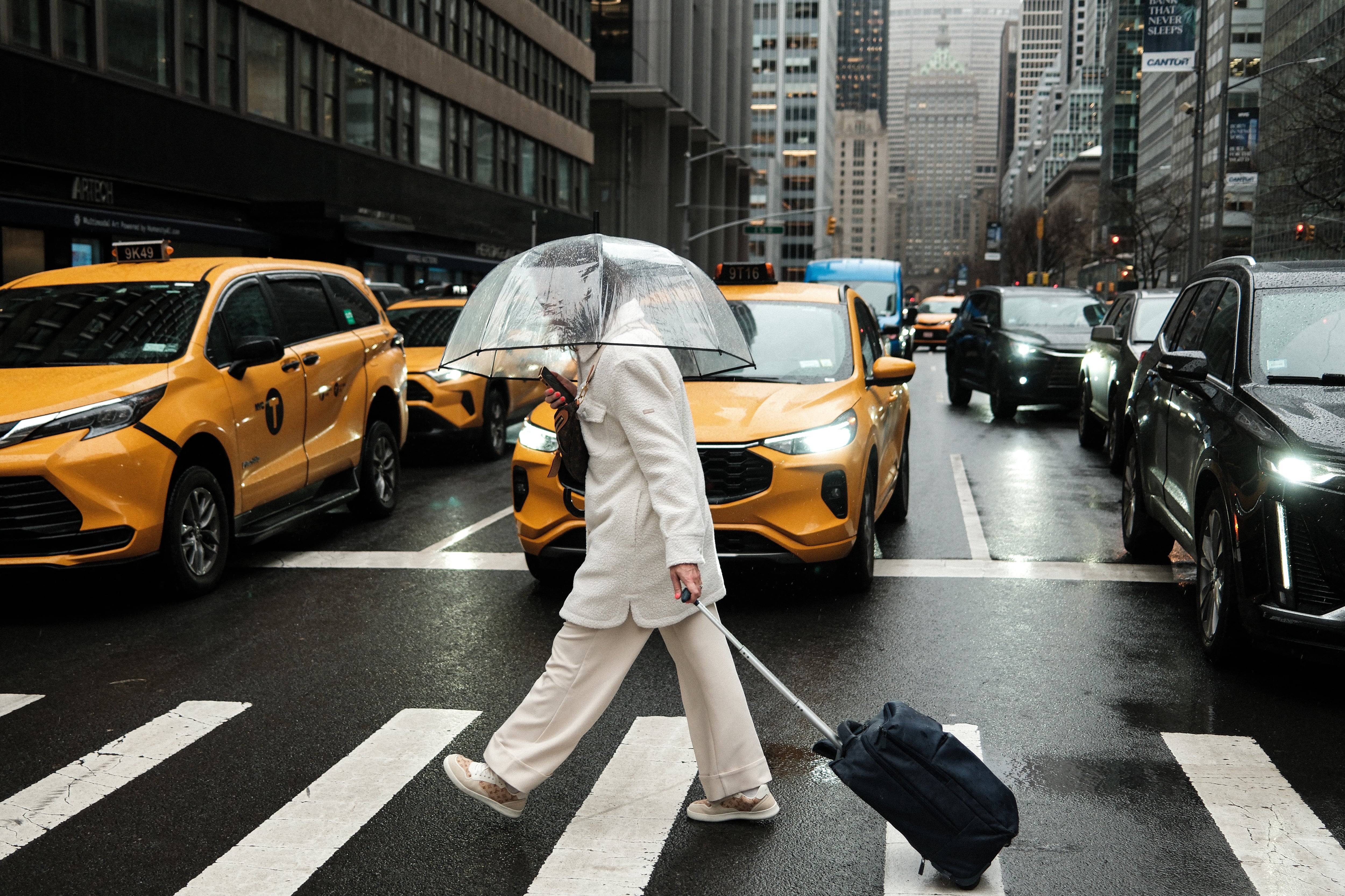La ciudad de Nueva York está registrando intensas lluvias en las últimas horas. (Crédito: CHARLY TRIBALLEAU / AFP)