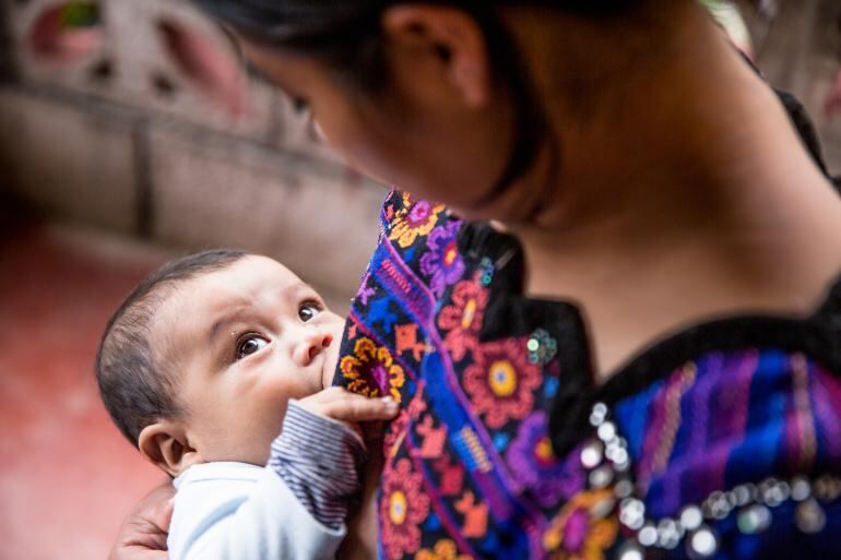 Según Unicef, se trata de “cuestiones urgentes” para garantizar que las mujeres puedan amamantar durante todo el tiempo que deseen hacerlo. (Foto: Unicef)
