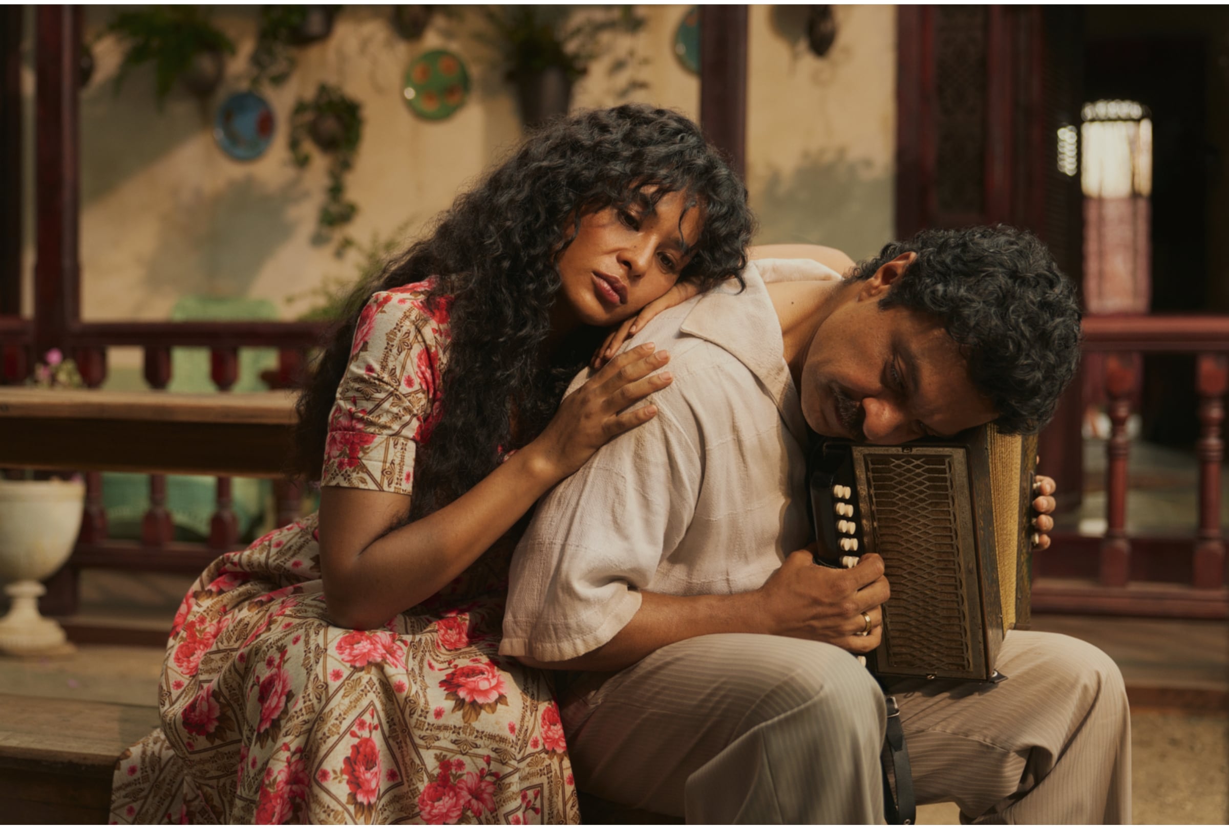 Ángela Cano como Petra Cotes y Julián Román como Aureliano Segundo en una escena de la temporada 2 de la serie colombiana "Cien años de soledad" (Foto: Netflix)