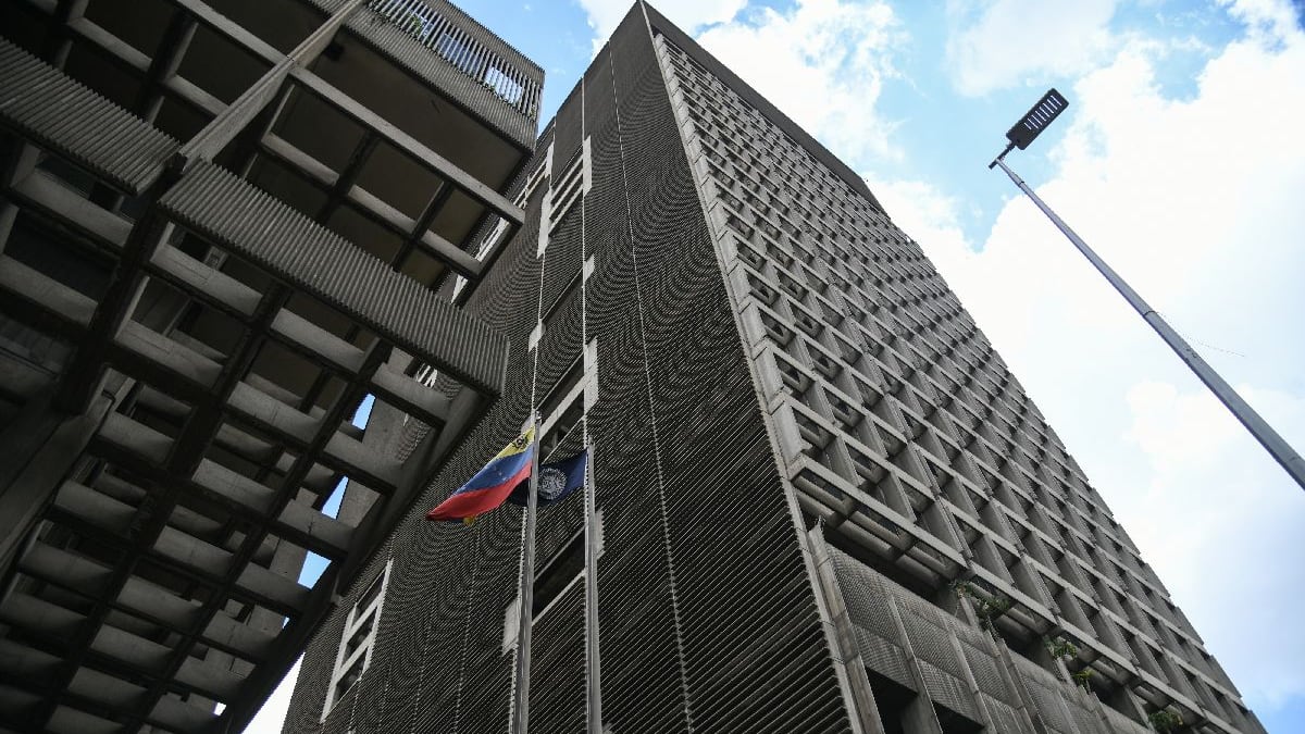 Venezuela restringe liquidez bancaria para apuntalar al bolívar