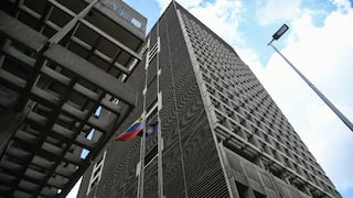 Venezuela restringe liquidez bancaria para apuntalar al bolívar