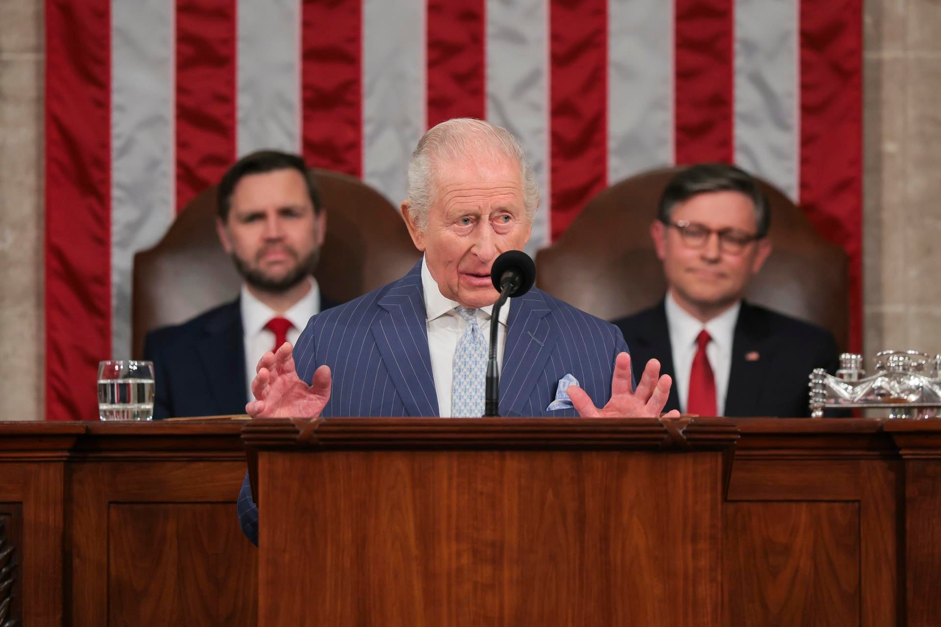 El rey Carlos III de Gran Bretaña se dirige a una sesión conjunta del Congreso, junto al vicepresidente de Estados Unidos, JD Vance, y el presidente de la Cámara de Representantes, Mike Johnson. (EFE/EPA/KYLIE COOPER).