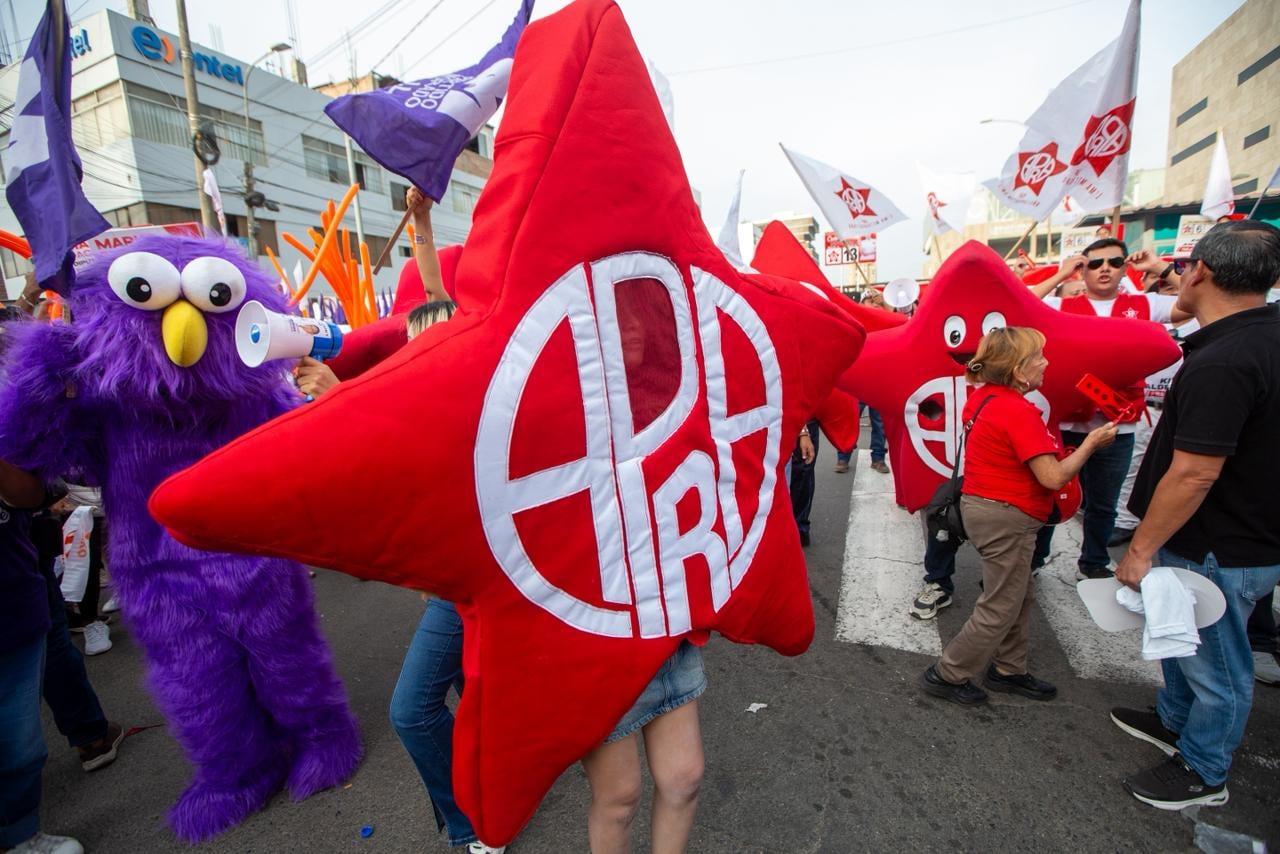 Debate electoral JNE | Simpatizantes de diversos partidos se concentran en los exteriores del Centro de Convenciones en San Borja, para apoyar a los candidatos de sus partidos en el tercer día del debate electoral de cara a las elecciones presidenciales 2026. 25 de marzo de 2026 en Lima, Perú. (Foto: Fernando Sangama / @photo.gec)
