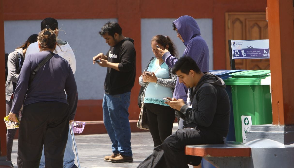 Iniciativa legislativa de Somos Perú plantea verificación biométrica obligatoria, límites en la contratación de líneas y control sobre plataformas digitales. (Foto: GEC)