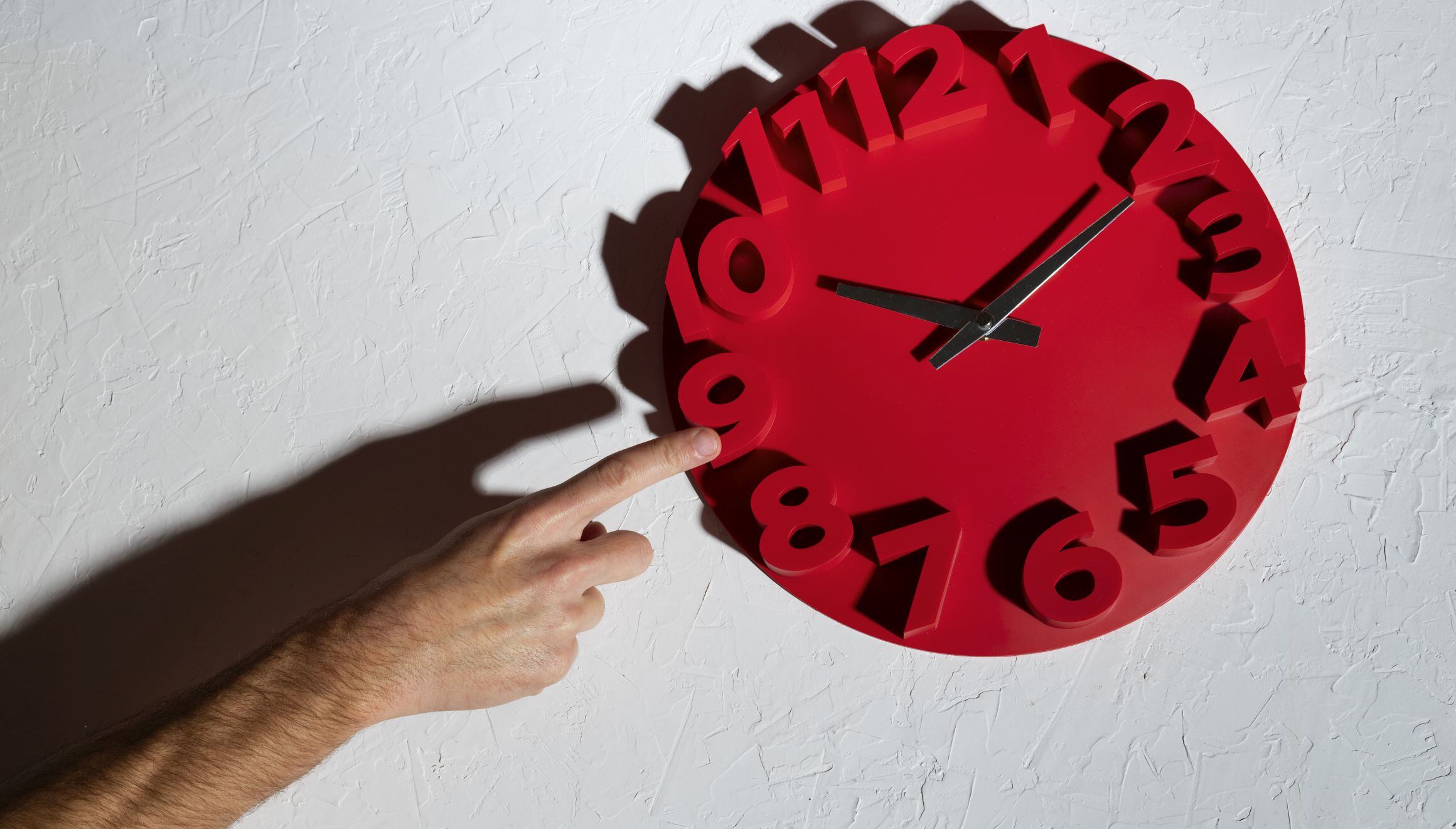 Durante el cambio de horario se deben ajustar los relojes: retrasar una hora (Foto: Diseñado por Freepik)